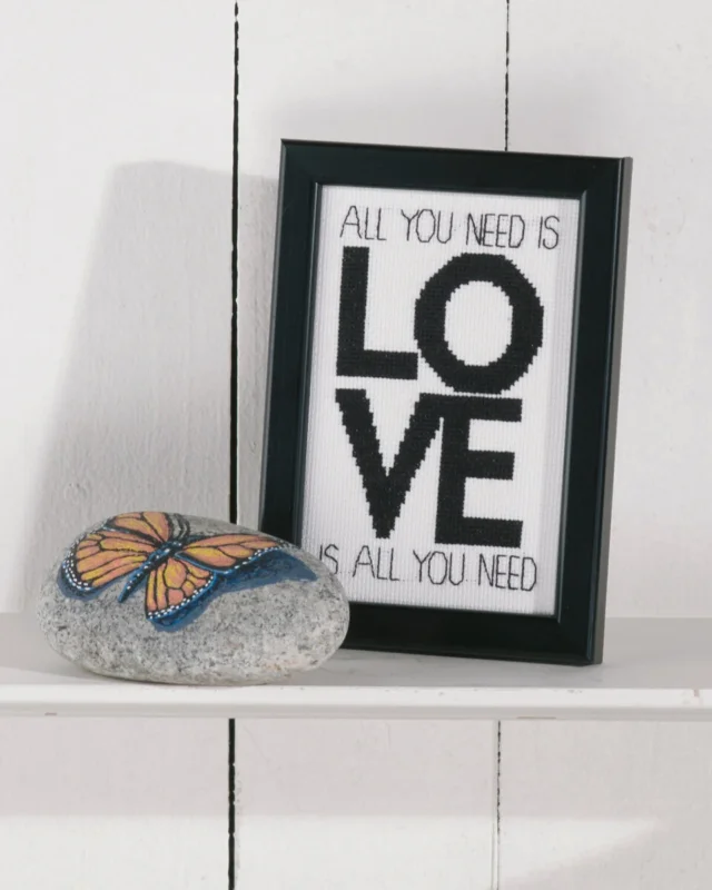 Broderikit Love is all you need 9 x 14 cm I lager