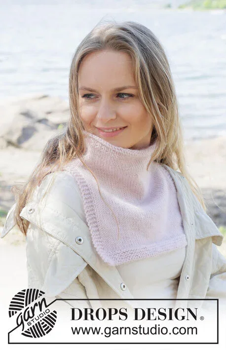 Endast denna vecka 253-12 Petal Kiss Neck Warmer by DROPS Design