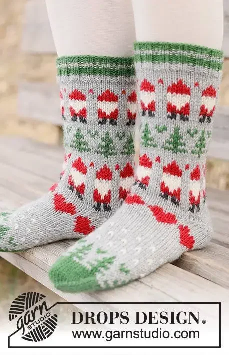 Köp online 44-20 Christmas Time Socks by DROPS Design