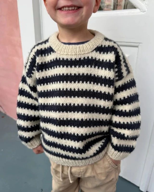"OTTO SWEATER JUNIOR" stickad i Atlas mönster från PetiteKnit Nedsatt pris