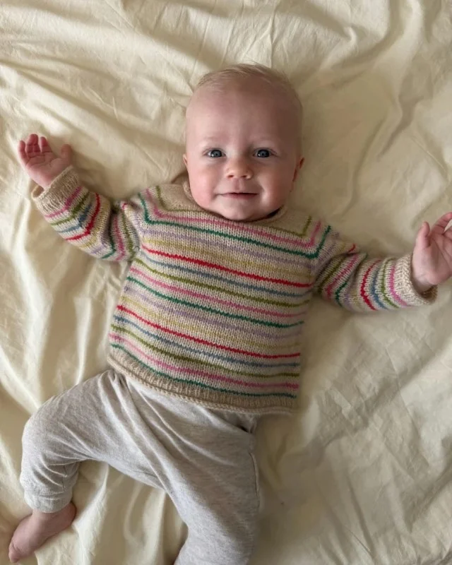 Endast denna vecka "FRANKIE SWEATER BABY" stickad i Cashmere eller Duo mönster från PetiteKnit