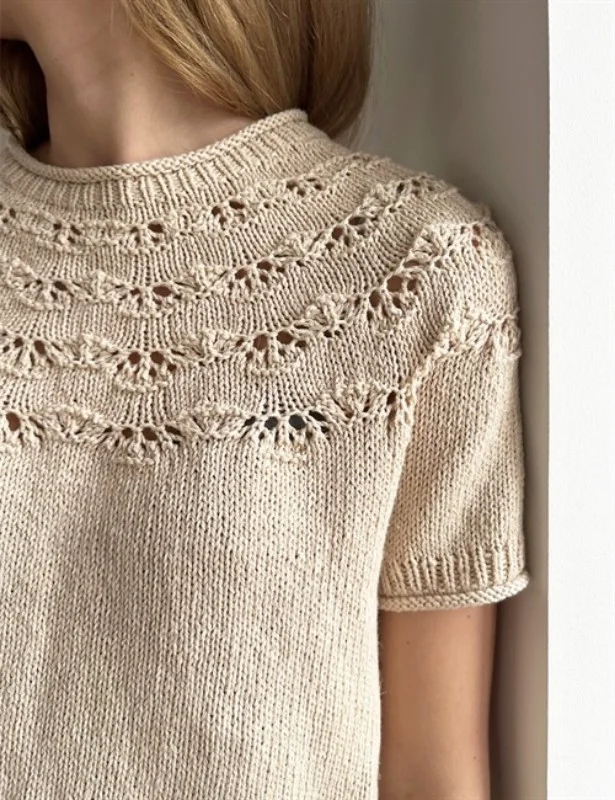 "NOOMI TEE" (SVENSKA) stickad i Line mönster från LeKnit Snabb frakt