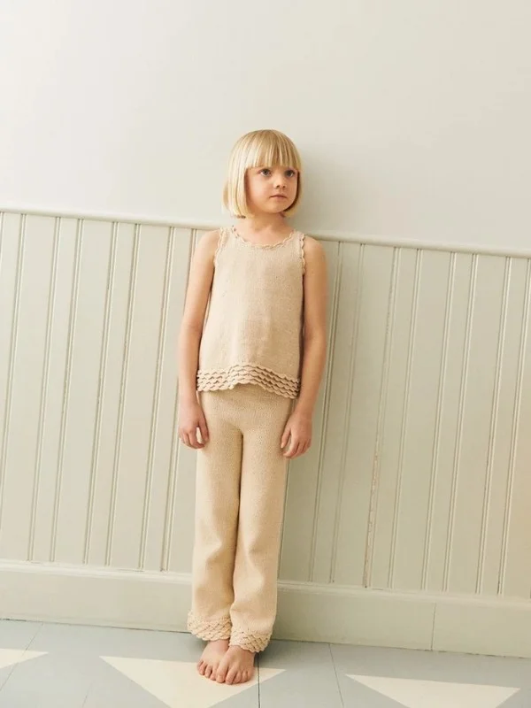 Nedsatt pris "ROSELYN SINGLET OCH PANTS JUNIOR" stickad i Mandarin Petite 2603-4