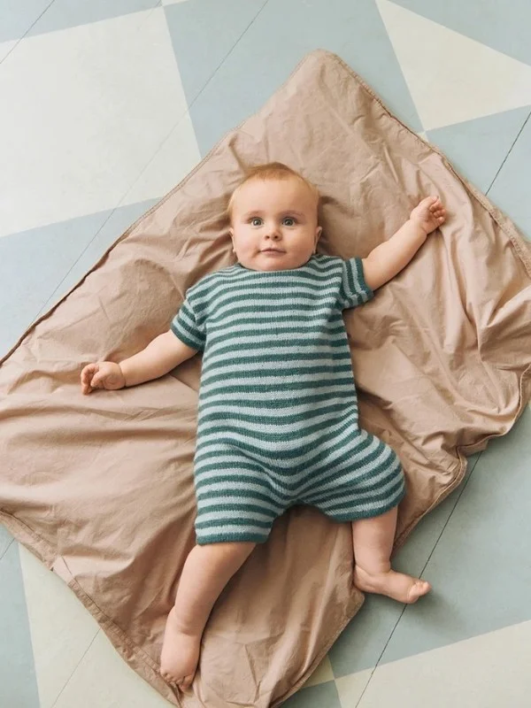 "THEODORE PLAYSUIT BABY" stickad i Alpakka Silke 2603-5 Fri frakt