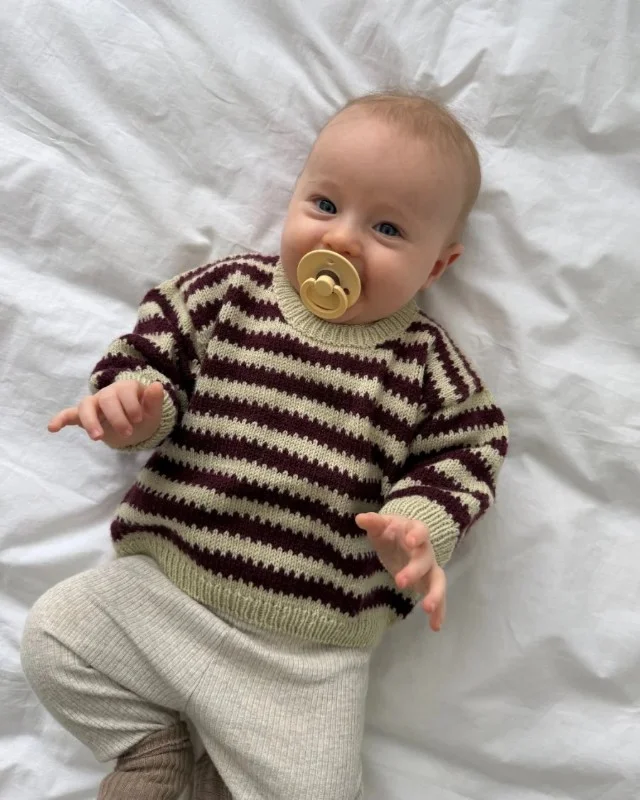 Fri frakt OTTO SWEATER BABY stickad i Sunday mönster från PetiteKnit