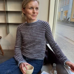 "FRANKIE BLOUSE" stickad i Primo Tynn Silk Mohair mönster från PetiteKnit Lägg i varukorgen