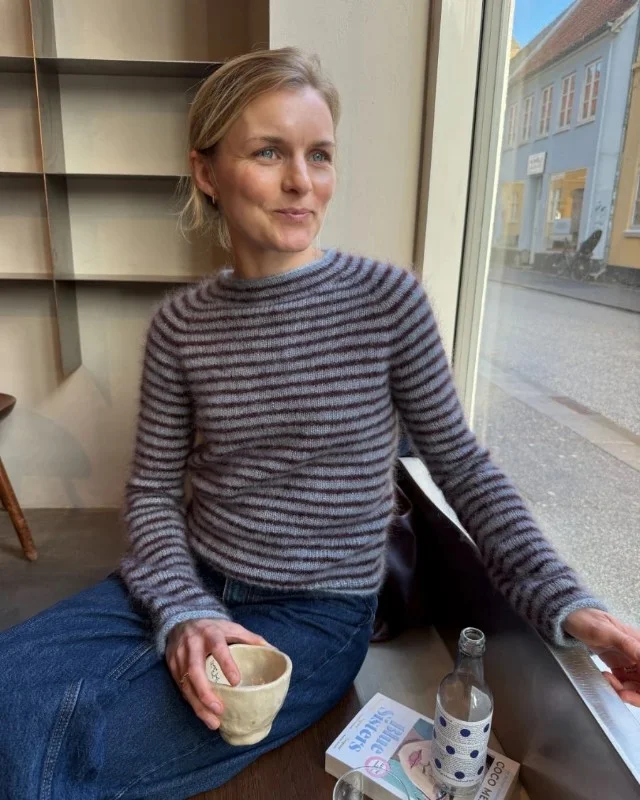 "FRANKIE BLOUSE" stickad i Primo Tynn Silk Mohair mönster från PetiteKnit Lägg i varukorgen