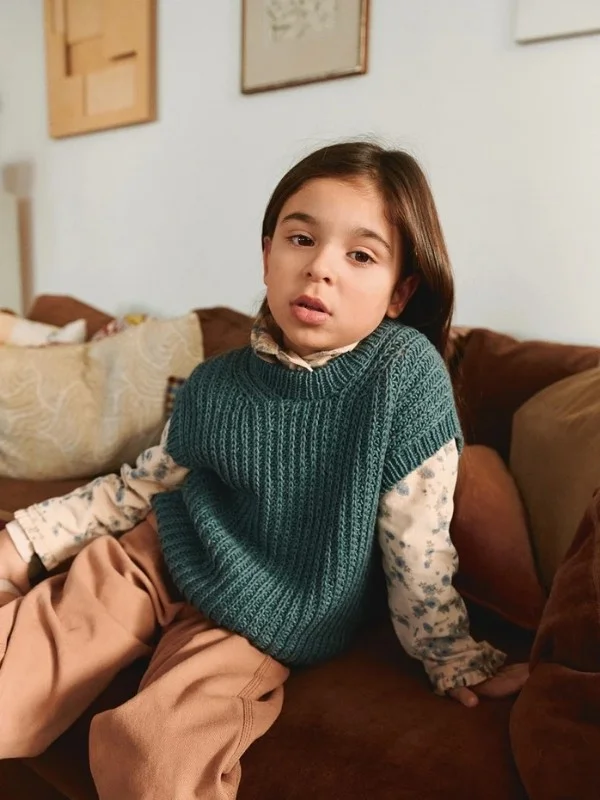 "LOUI SLIPOVER JUNIOR" stickad i Duo 2601-4 Populärt val