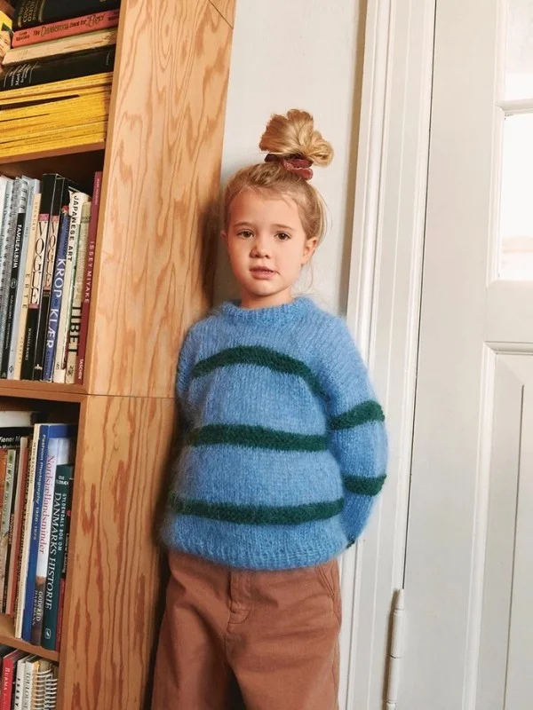 "SKYE SWEATER JUNIOR" stickad i Ballerina Chunky Mohair och KOS 2601-2 Begränsat erbjudande