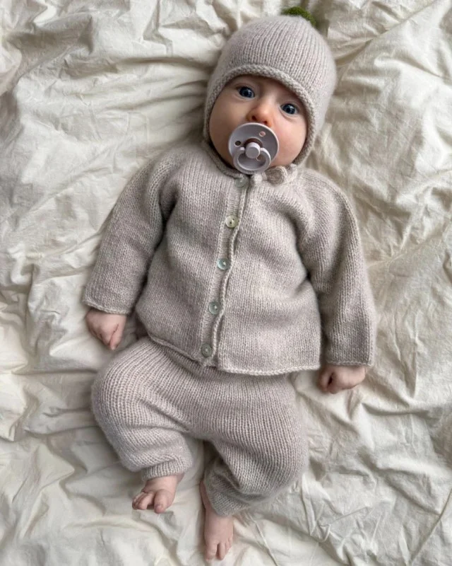 Köp online "CLEO BABY SET" stickad i Cashmere mönster från PetiteKnit