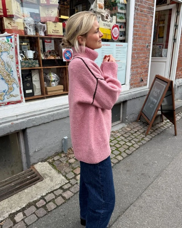 Extra rabatt "LINEA SWEATER" stickad i Atlas mönster från PetiteKnit