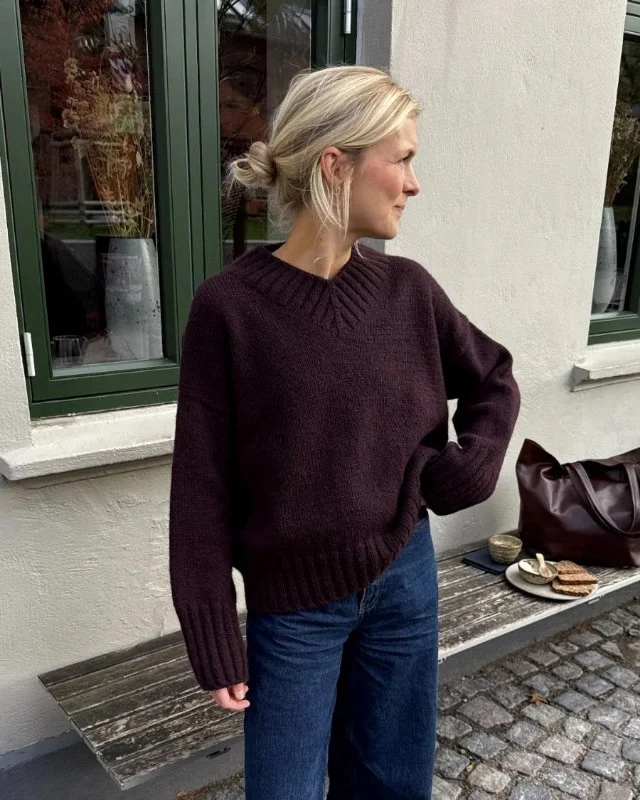 "HANNAH SWEATER V-NECK" stickad i Atlas mönster från PetiteKnit Billigare