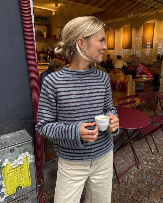 "FRANKIE SWEATER" stickad i Peer Gynt från PetiteKnit Nyhet