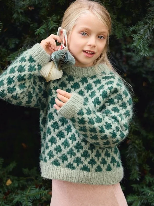"CHRISTMAS TREE SWEATER JUNIOR" stickad i KOS 2511-1 Rabatt