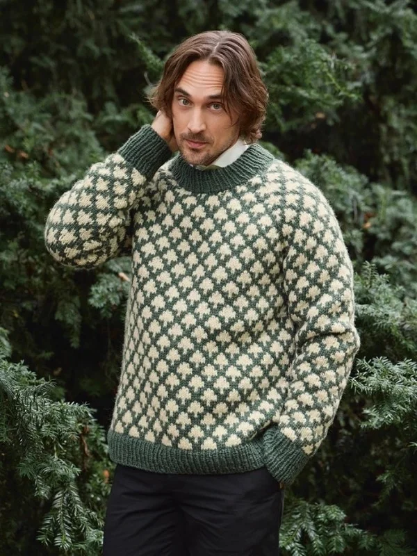 Endast denna vecka "CHRISTMAS TREE SWEATER MAN" stickad i Fritidsgarn 2511-3