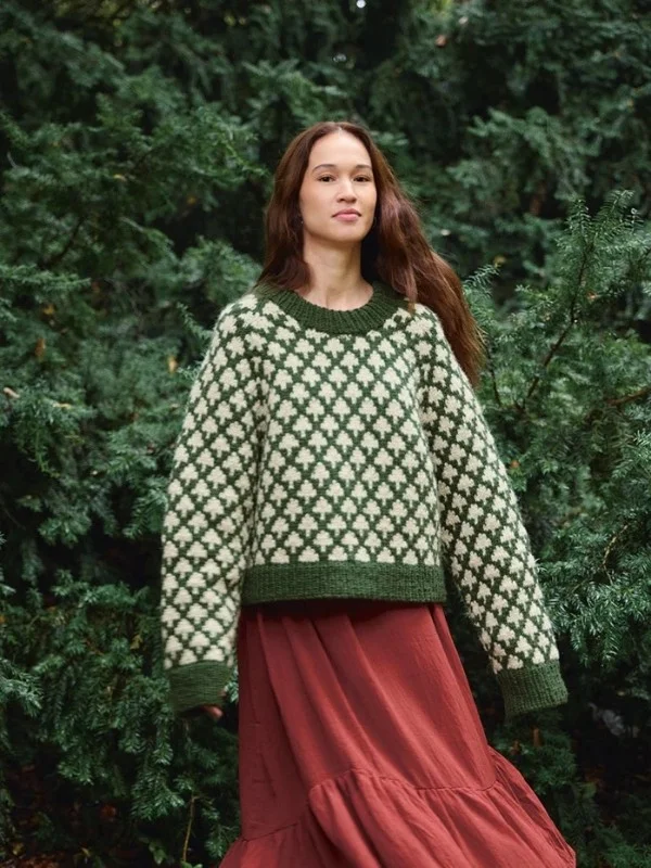 Snabb frakt "CHRISTMAS TREE SWEATER" stickad i Fritidsgarn 2511-2