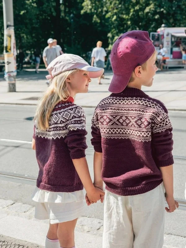 I lager "SETESDAL GENSER JUNIOR" stickad i Babyull Lanett 2509-4a
