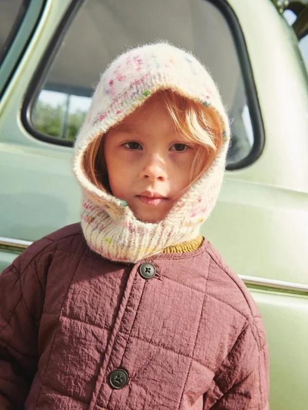 Erbjudandepris "HUGSY HOOD JUNIOR" stickad i Poppy 2506-3a
