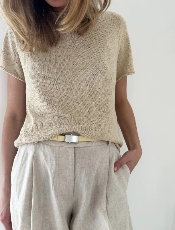 Kundfavorit ”PLAIN YOKE TEE 28” stickad i Tynn Line från LeKnit