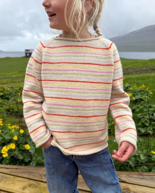 "FRANKIE SWEATER JUNIOR" stickad i Double Sunday mönster från PetiteKnit Rabatt