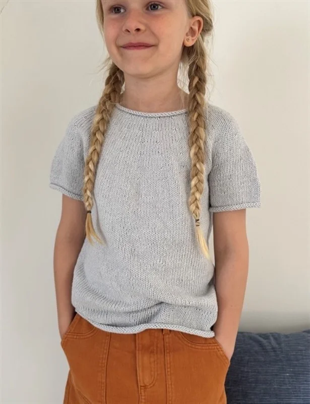 "Plain Yoke Tee 20 Junior" stickad i Line eller Linus från LeKnit Köp nu