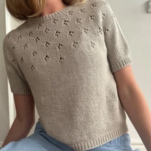 "CLOVER TEE" stickad I Line från LeKnit Beställ idag