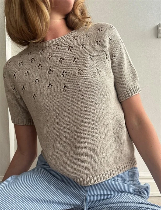 "CLOVER TEE" stickad I Line från LeKnit Beställ idag