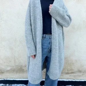 "CAIA CARDIGAN MAX " stickad med en tråd Babyull Lanett och en tråd Tynn Silk Mohair Reapris