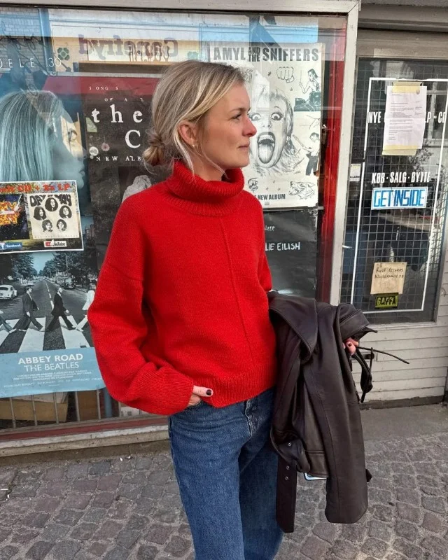 "Scarlet Sweater" stickad i Double Sunday från PetiteKnit Expressleverans