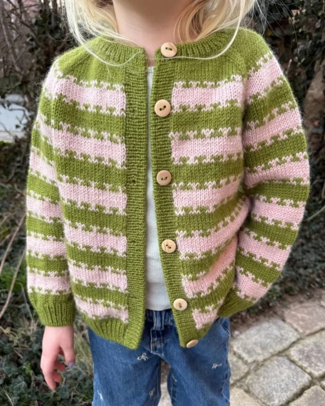 Billig "KEY CARDIGAN JUNIOR" från PetiteKnit stickad i Peer Gynt eller Double Sunday