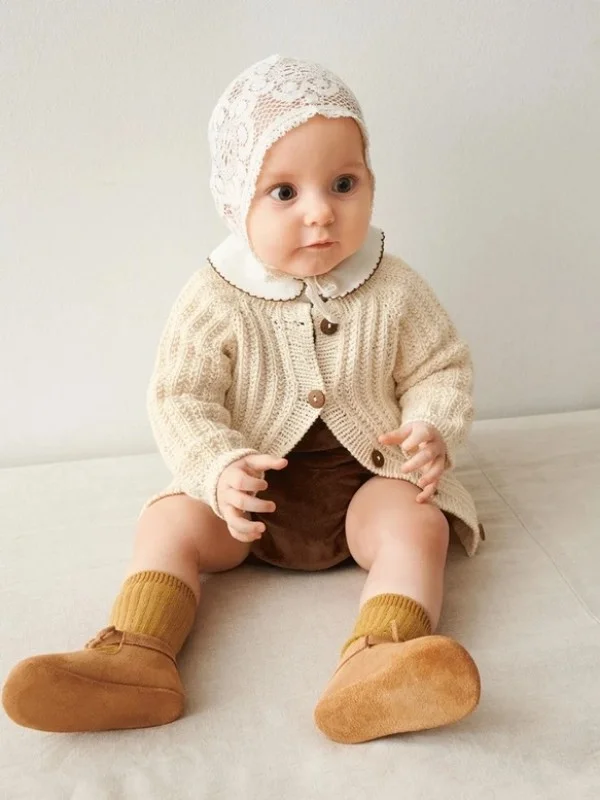 Endast denna vecka "ELLIS CARDIGAN BABY" stickad i Mandarin Petite 2502-6