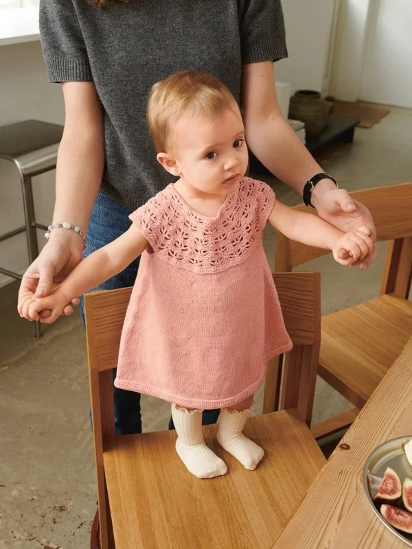 Köp nu "INDY DRESS BABY" stickad i Mandarin Petite 2502-4