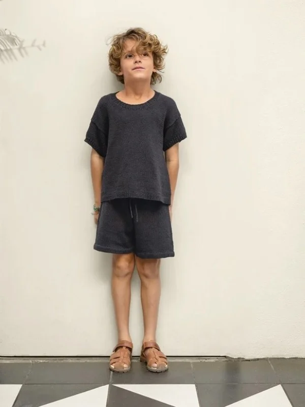 Rabatter "MIO TEE JUNIOR" t-tröja och shorts är stickade i Line 2503-6a-6b
