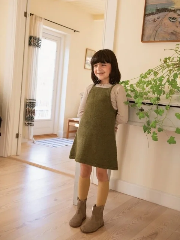"CLEMENTINE DRESS JUNIOR" stickad med 1tråd Sunday och 1tråd Alpakka Följetråd. 2501-5 Endast denna vecka