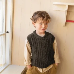 "CASPIAN SLIPOVER JUNIOR" stickad i Duo 2501-3 Beställ idag