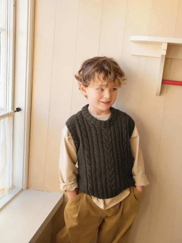 "CASPIAN SLIPOVER JUNIOR" stickad i Duo 2501-3 Beställ idag