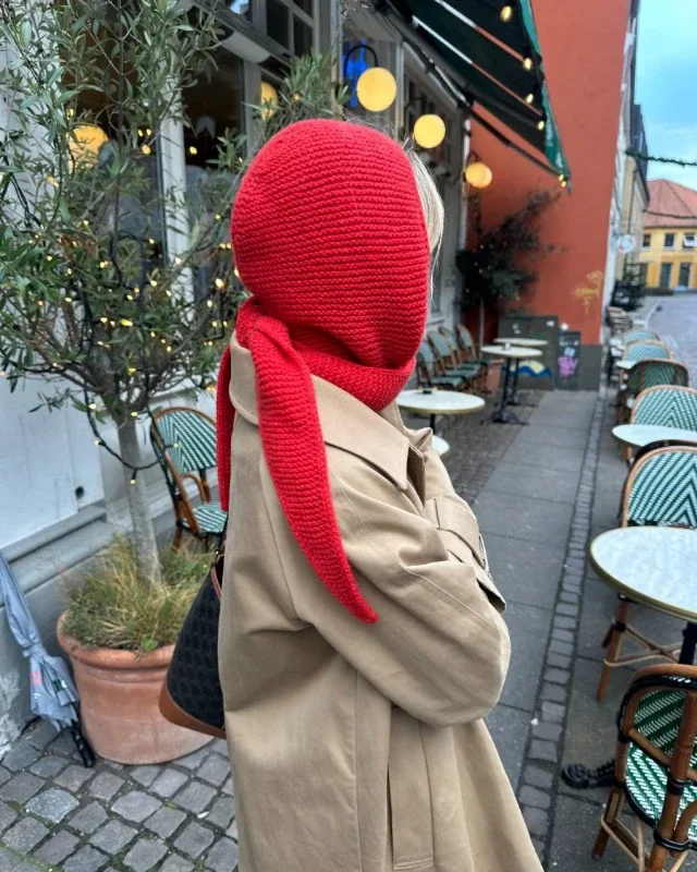 Kampanjpris "Sophie Hood" stickad i Alpakka Ull mönster från PetiteKnit