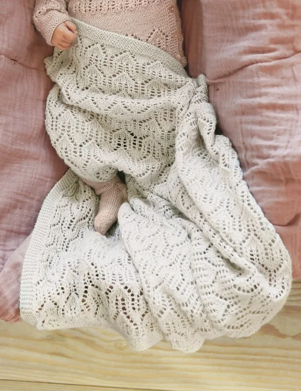 "Hjem" baby filt stickad i Alpakka Silke mönster finns på Svenska från LeKnit Populär