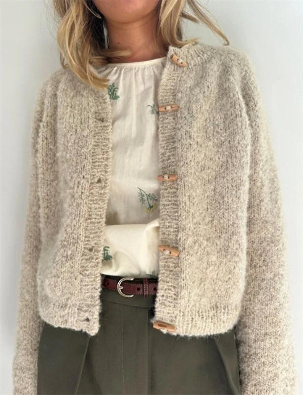 Populärt val "Foundation Cardigan" från LeKnit stickad i Fritidsgarn