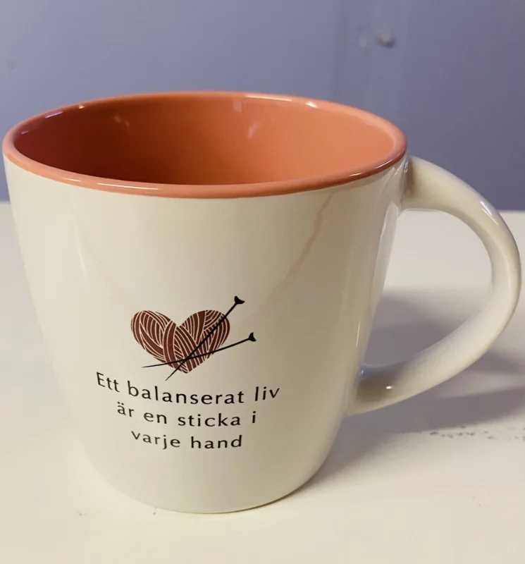 Nyhet "Ett balanserat liv är en sticka i varje hand" stickmugg