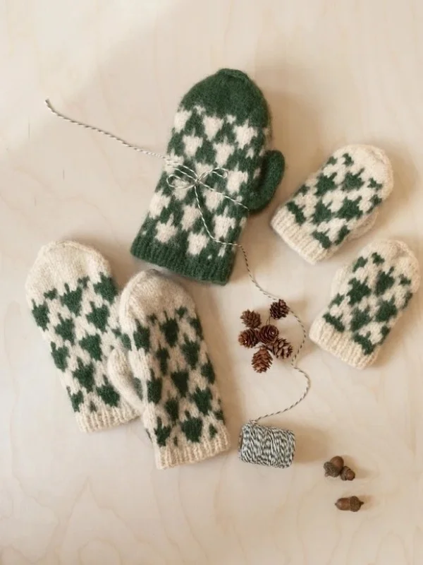 Begränsat erbjudande "CHRISTMAS TREE MITTENS" vantar stickade i Fritidsgarn 24