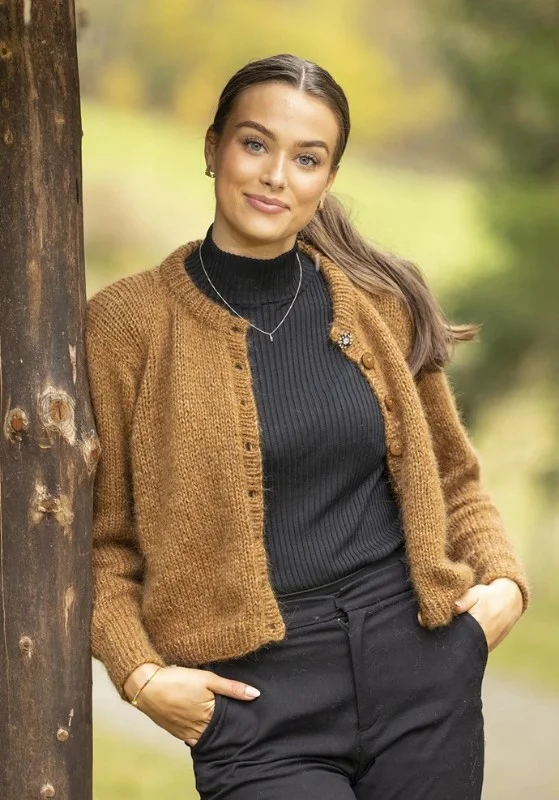 Begränsat erbjudande "Caramello" cardigan stickad i Alpaca Bris, ingår i katalog 2431
