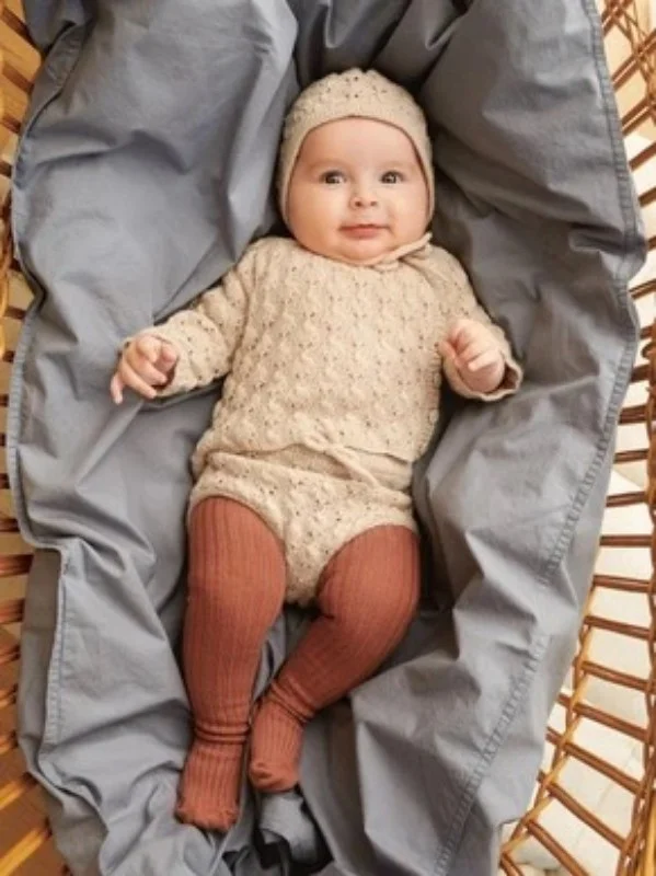 "Lilja" Cardigan, pants, mössa och tights i Sunday 2413-2 I lager