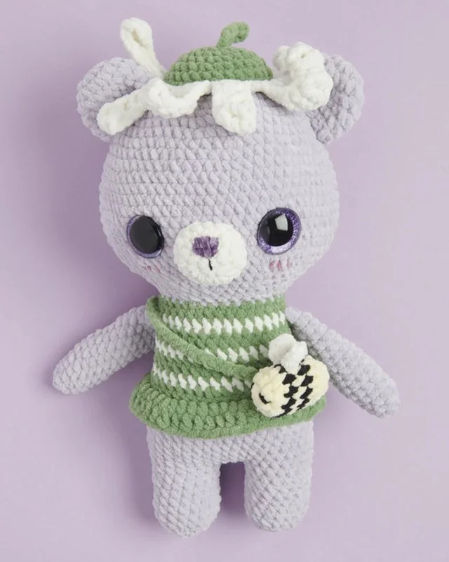 "Flower lover bear" virkad i Creative Chenillove 16660, mönster på Danska Rabatter