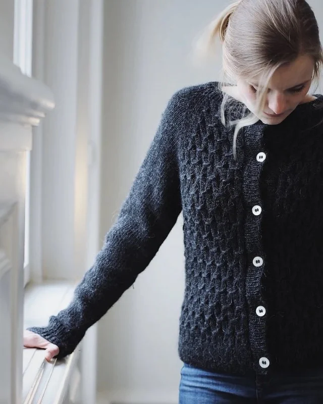 Erbjudande "KLASSISK SMOCK CARDIGAN" från PetiteKnit stickad i Alpakka Ull
