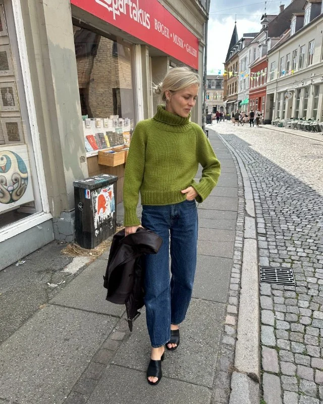 Premium "AMY SWEATER" stickad i Peer Gynt från PetiteKnit