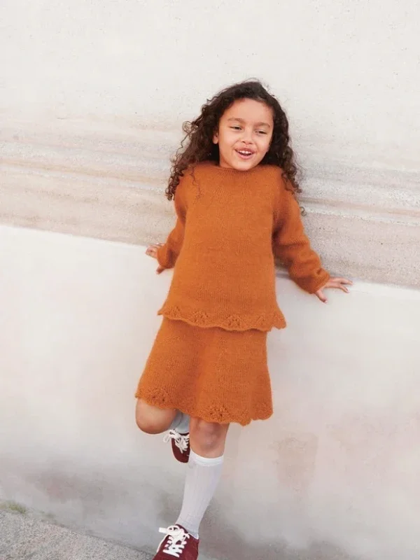 Fynd "AUGUSTINE SWEATER AND SKIRT JUNIOR" stickad i en tråd Sunday och en tråd Tynn Silk Mohair, 2408-7a+7b