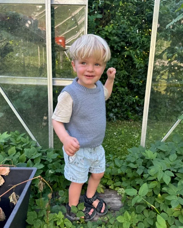 "NOVICE SLIPOVER JUNIOR" i Peer Gynt eller Double Sunday från PetiteKnit Fynd