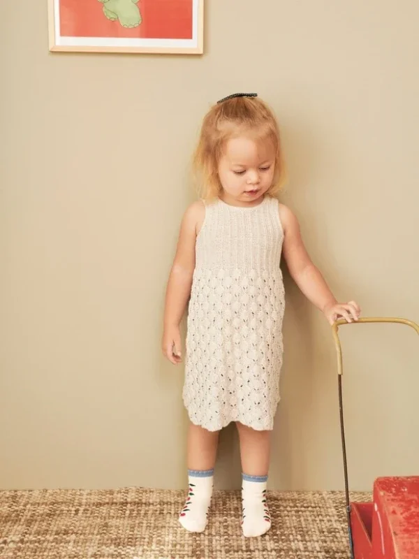 Sänkt pris Lilja Dress baby stickad i Tynn Line 2407-3