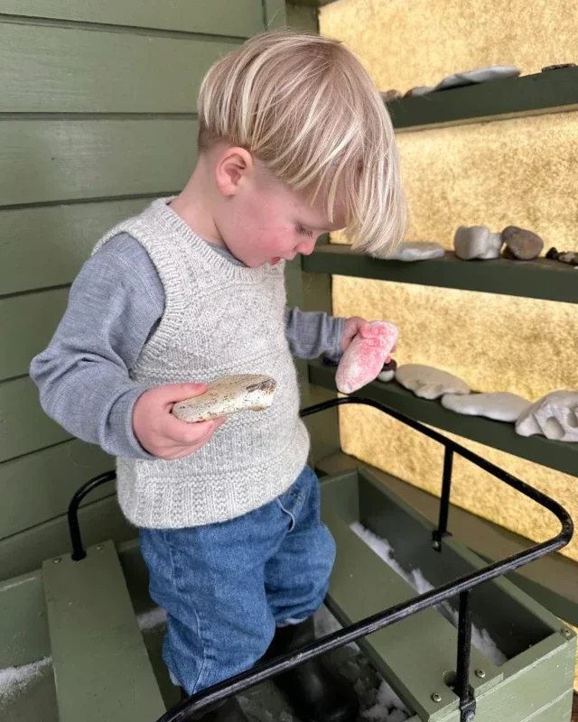 Fynd "STORM SLIPOVER JUNIOR" stickad i Peer Gynt eller Double Sunday från PetiteKnit